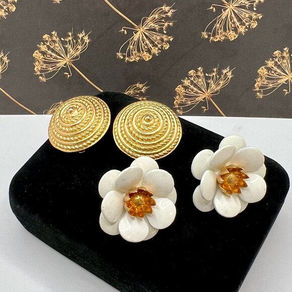 Sarah Coventry White Flower and Gold Domed CLIP Earrings Duo - Picture 1 of 6